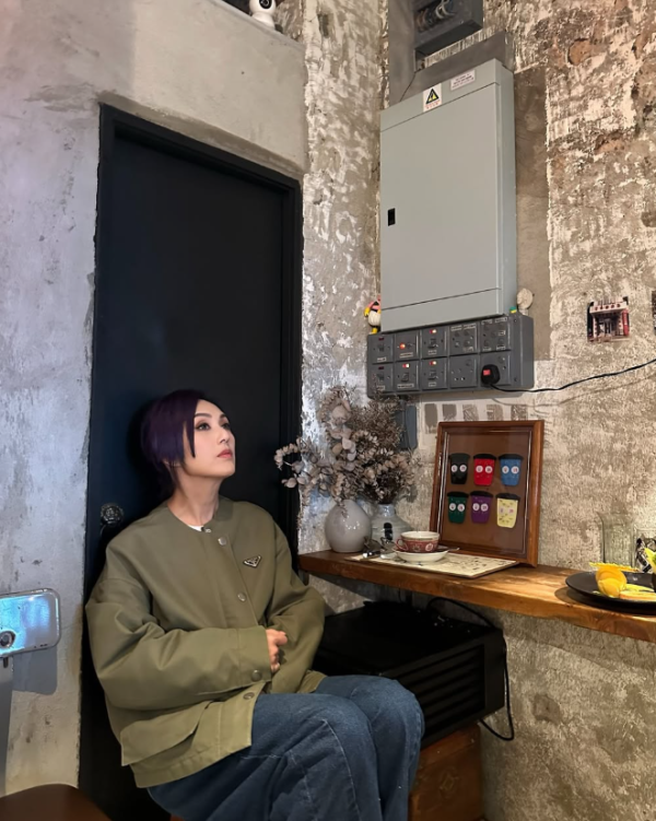 楊千嬅被偷拍即時反應揭最私下人品！一意外舉動表情惹網民討論︰又來了