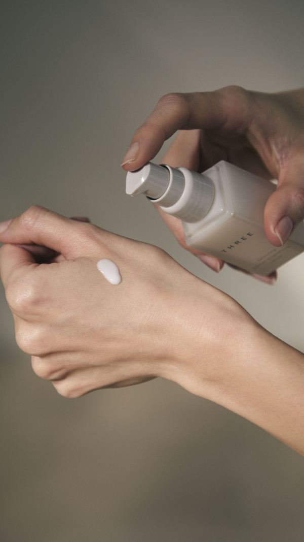 美白精華推薦｜THREE 平衡循環煥白精華