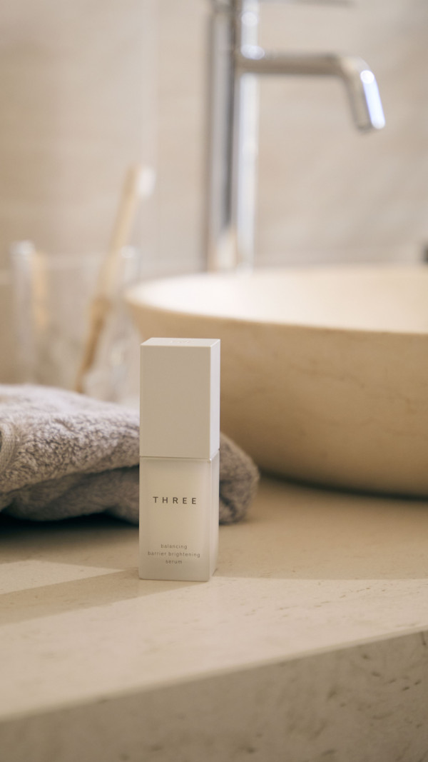 美白精華推薦｜THREE 平衡循環煥白精華