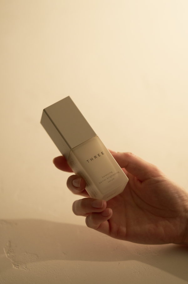 美白精華推薦｜THREE 平衡循環煥白精華