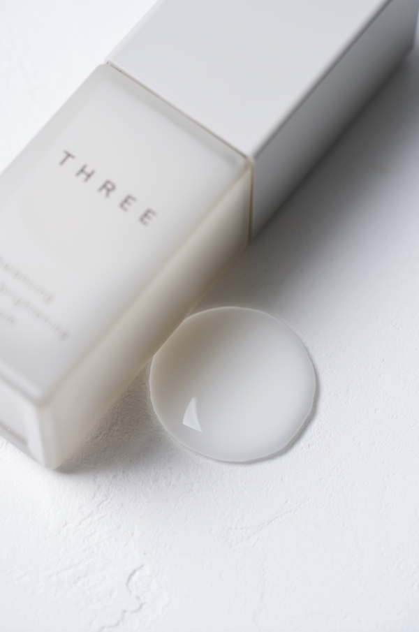 美白精華推薦｜THREE 平衡循環煥白精華