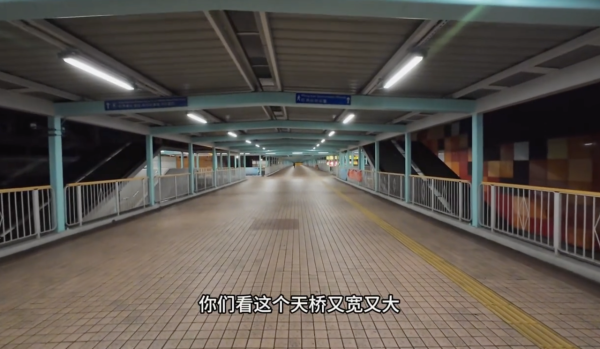 內地男$0住香港第4站｜行人天橋。圖片來源：小紅書