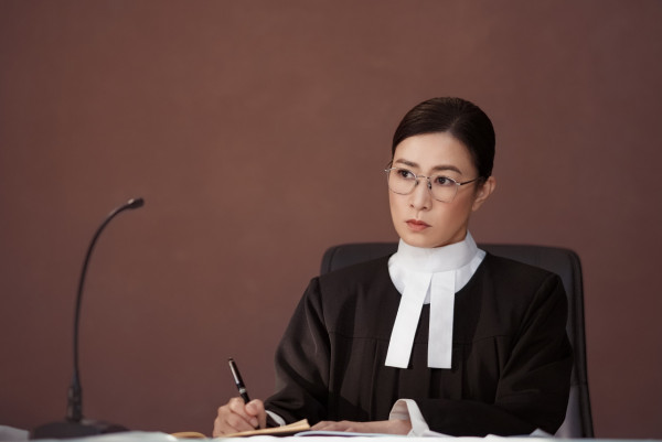 正義女神｜佘詩曼「眼鏡佘」造型試戴近百副眼鏡 一原因甘願犧牲靚樣獲讚神級專業