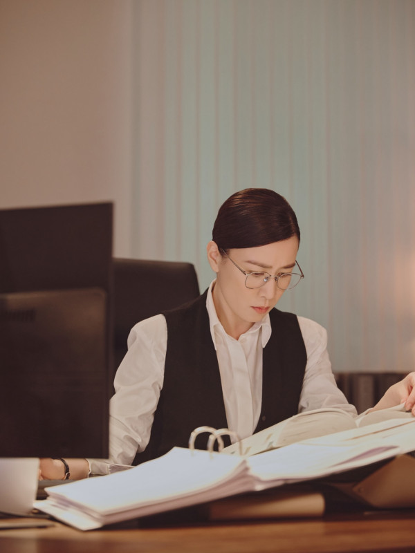 正義女神｜佘詩曼入行近30年首演法官！拍到「自閉」拒溝通 戲裡戲外變寡言