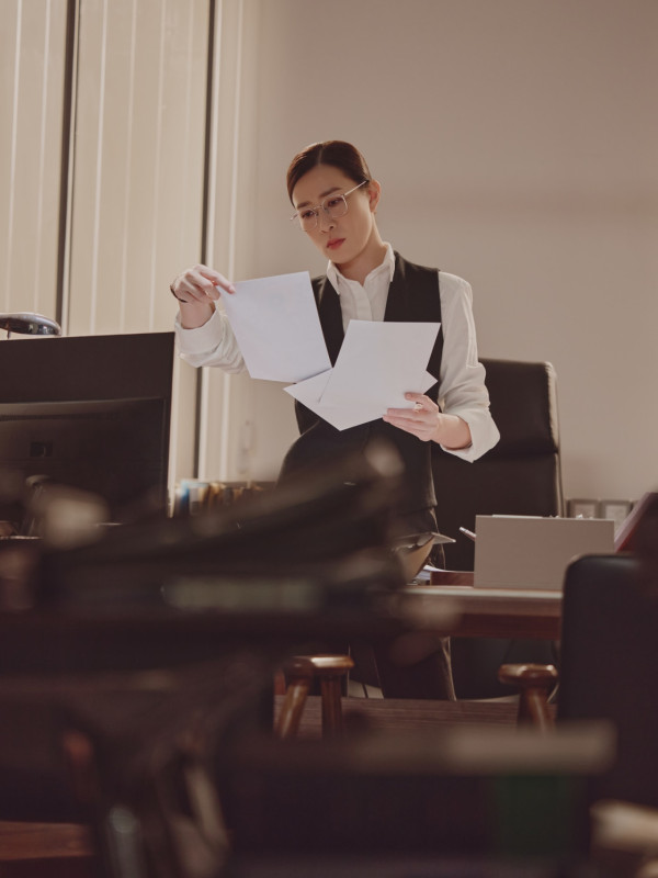 正義女神｜佘詩曼入行近30年首演法官！拍到「自閉」拒溝通 戲裡戲外變寡言