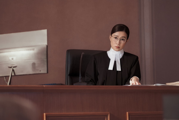 正義女神|佘詩曼入行近30年首演法官!拍到「自閉」拒溝通 戲裡戲外變寡言