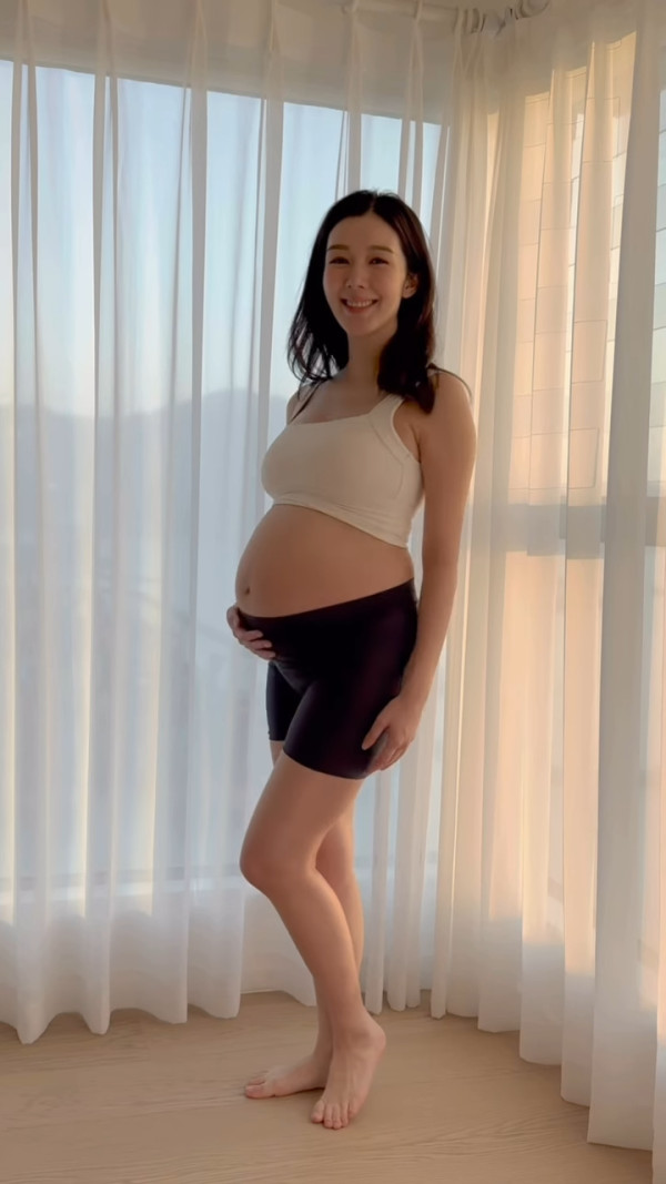 麥明詩仔仔1歲生日首曝順產片段極震撼！IG公開餵人奶真實畫面母愛滿瀉