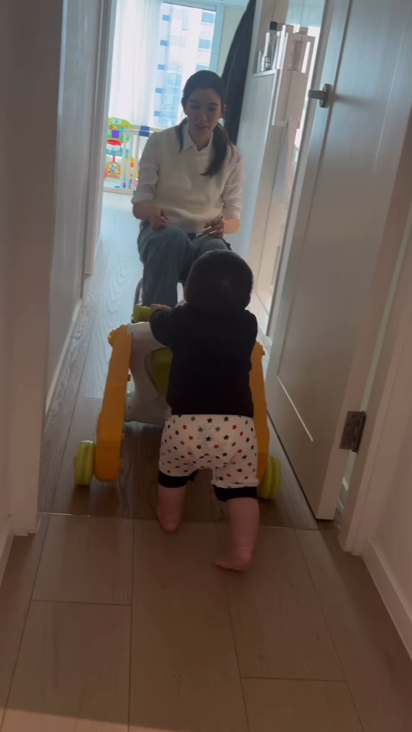 麥明詩仔仔1歲生日首曝順產片段極震撼！IG公開餵人奶真實畫面母愛滿瀉