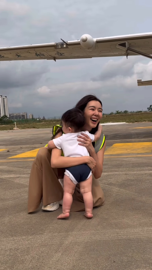 麥明詩仔仔1歲生日首曝順產片段極震撼！IG公開餵人奶真實畫面母愛滿瀉