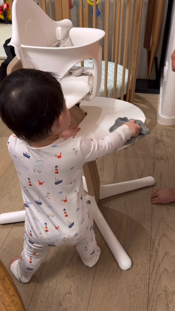 麥明詩仔仔1歲生日首曝順產片段極震撼！IG公開餵人奶真實畫面母愛滿瀉