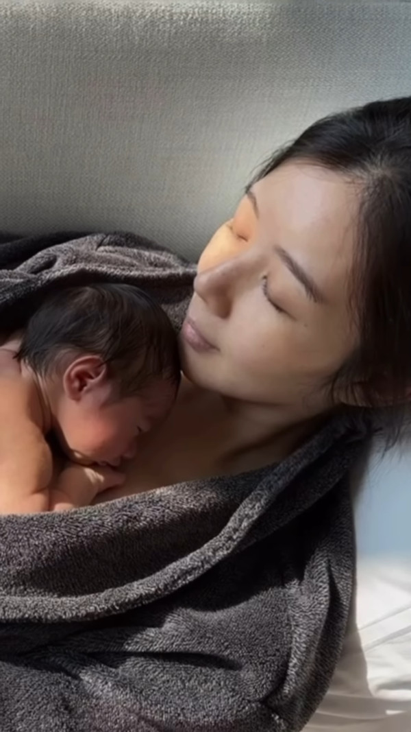 麥明詩仔仔1歲生日首曝順產片段極震撼！IG公開餵人奶真實畫面母愛滿瀉