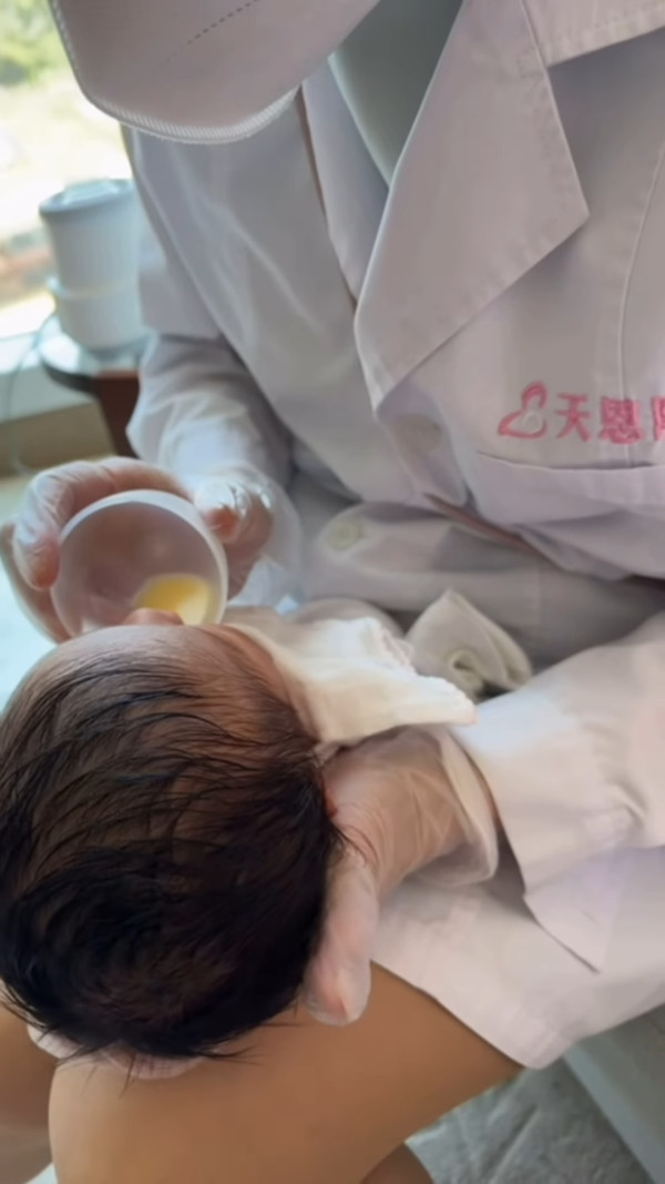 麥明詩仔仔1歲生日首曝順產片段極震撼！IG公開餵人奶真實畫面母愛滿瀉