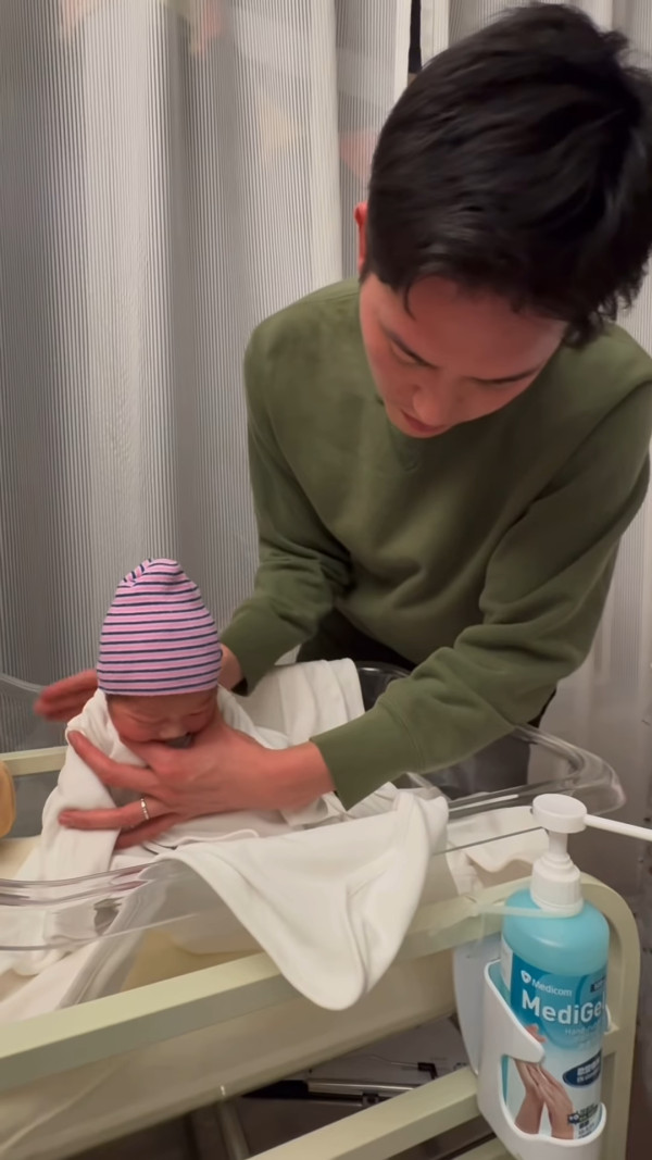 麥明詩仔仔1歲生日首曝順產片段極震撼！IG公開餵人奶真實畫面母愛滿瀉