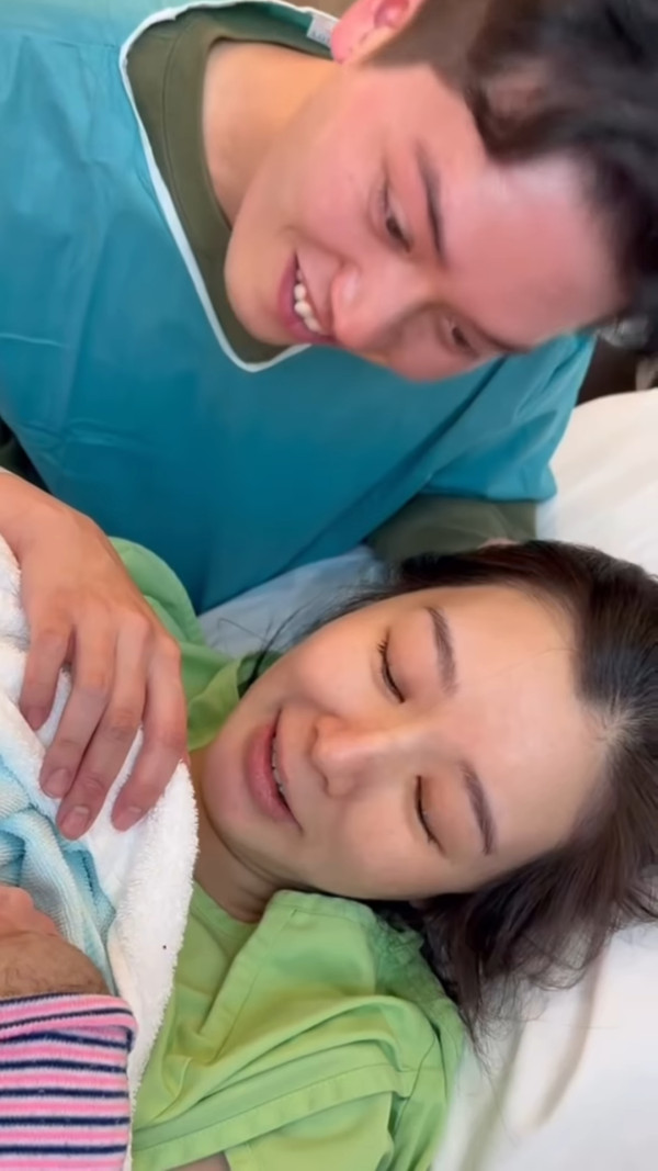 麥明詩仔仔1歲生日首曝順產片段極震撼！IG公開餵人奶真實畫面母愛滿瀉