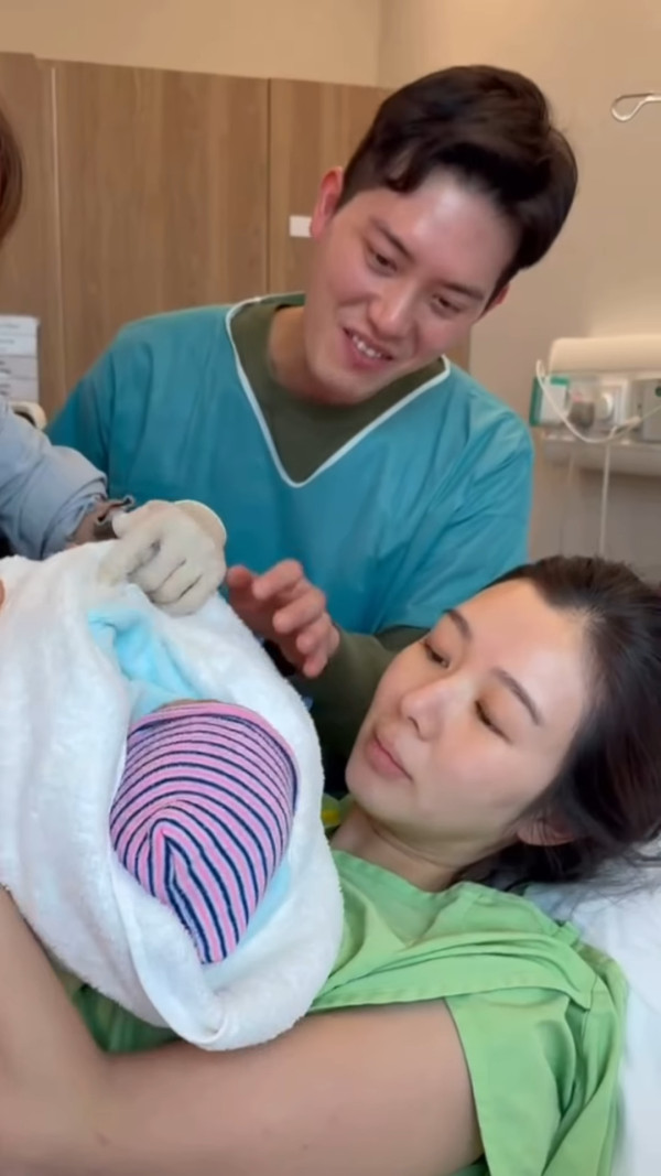 麥明詩仔仔1歲生日首曝順產片段極震撼！IG公開餵人奶真實畫面母愛滿瀉