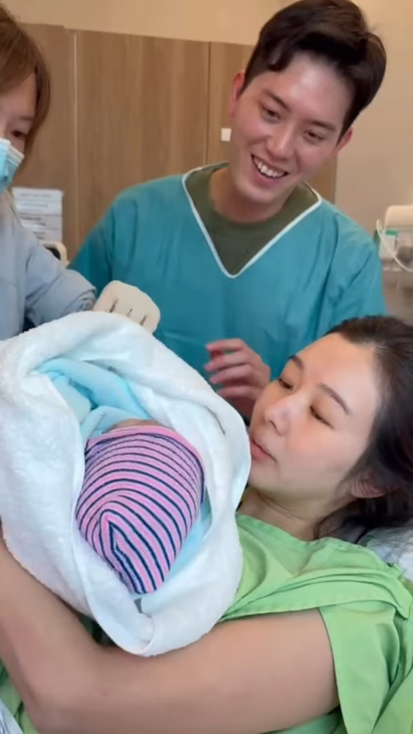 麥明詩仔仔1歲生日首曝順產片段極震撼！IG公開餵人奶真實畫面母愛滿瀉