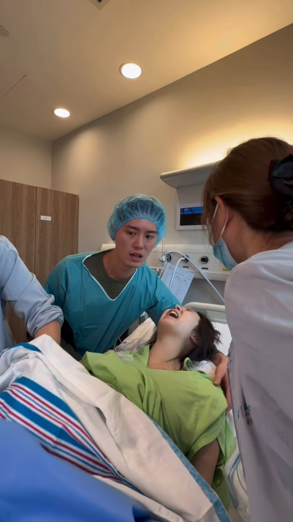 麥明詩仔仔1歲生日首曝順產片段極震撼！IG公開餵人奶真實畫面母愛滿瀉