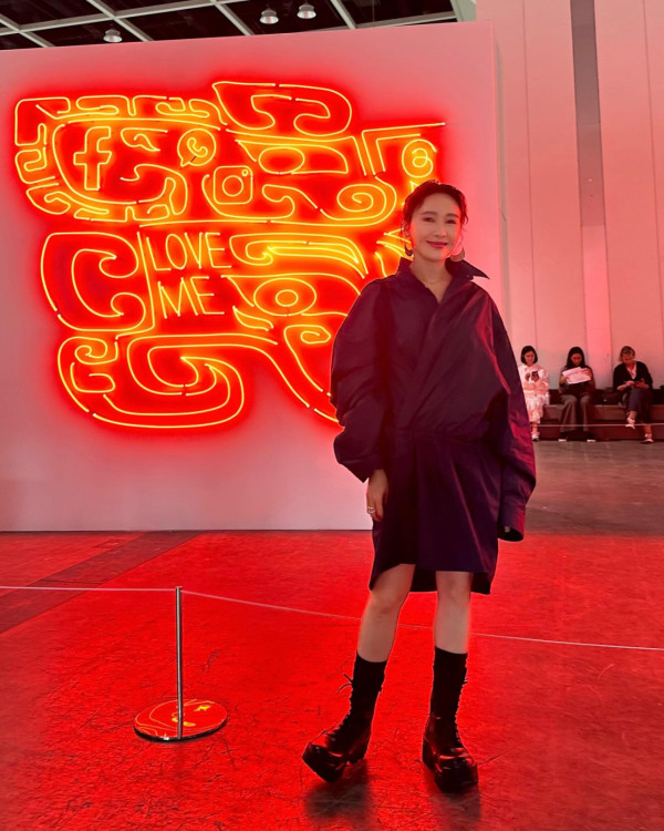 黎姿孖15歲大女激罕齊現身Art Basel！孭13萬愛馬仕罕見款手袋成焦點
