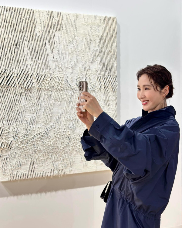 黎姿孖15歲大女激罕齊現身Art Basel！孭13萬愛馬仕罕見款手袋成焦點