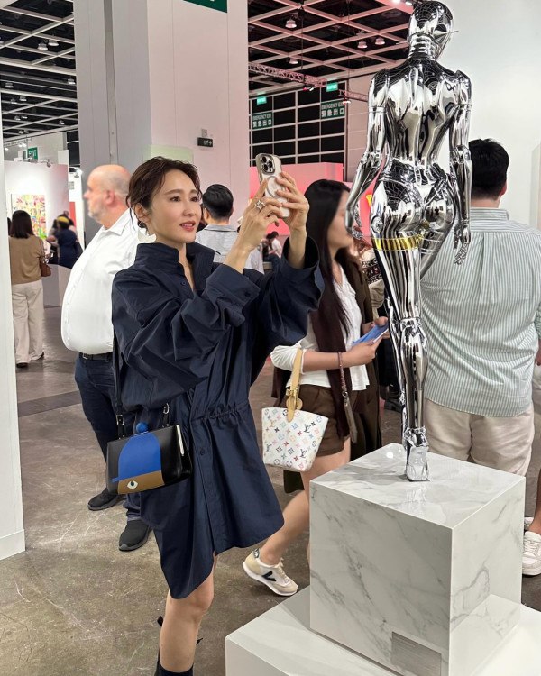 黎姿孖15歲大女激罕齊現身Art Basel！孭13萬愛馬仕罕見款手袋成焦點