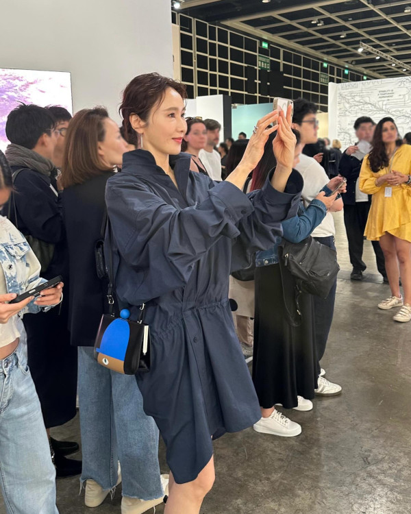 黎姿孖15歲大女激罕齊現身Art Basel！孭13萬愛馬仕罕見款手袋成焦點