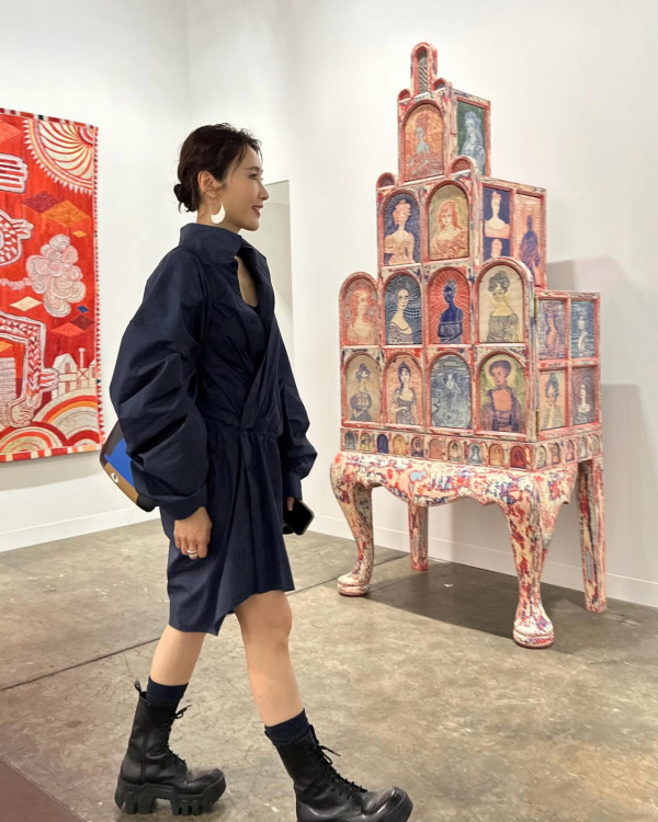 黎姿孖15歲大女激罕齊現身Art Basel！孭13萬愛馬仕罕見款手袋成焦點