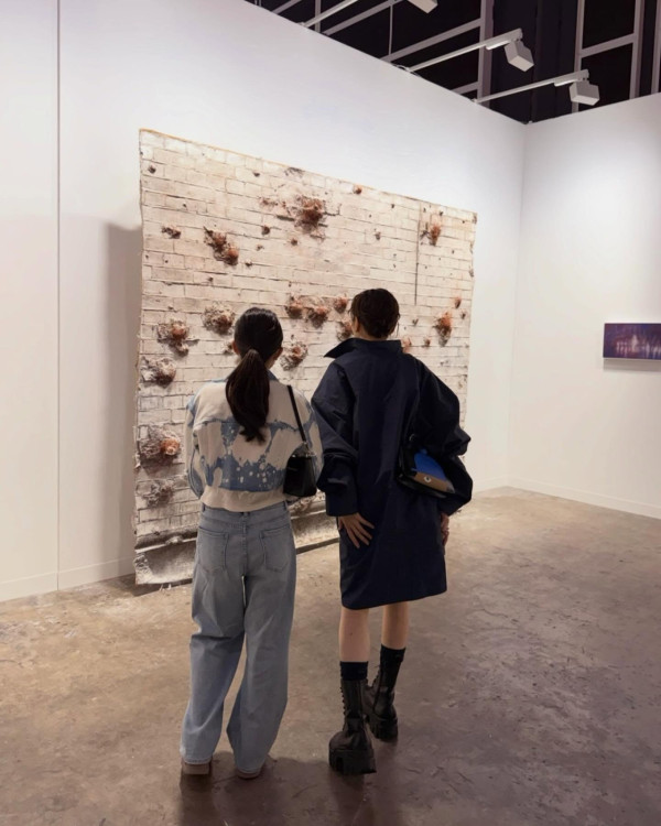 黎姿孖15歲大女激罕齊現身Art Basel！孭13萬愛馬仕罕見款手袋成焦點