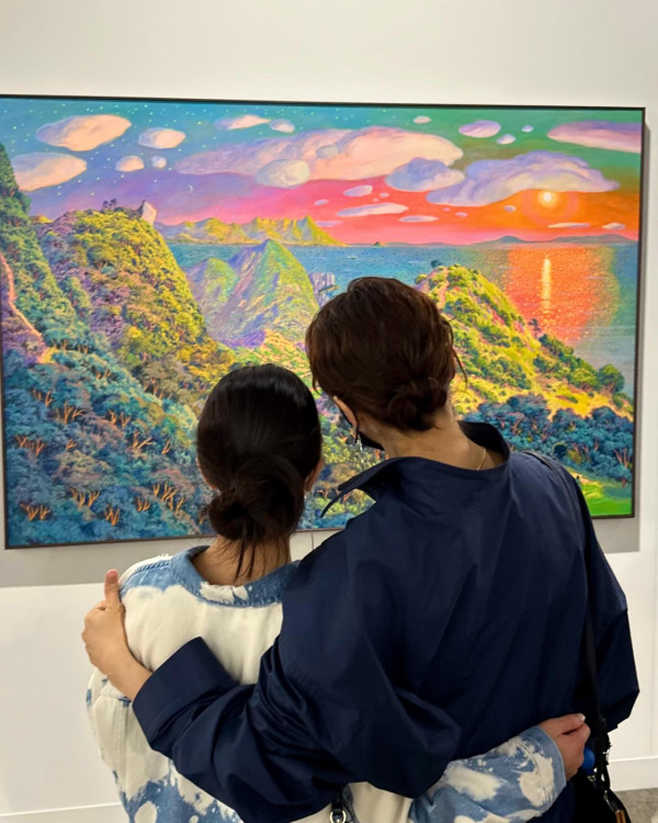 黎姿孖15歲大女激罕齊現身Art Basel！孭13萬愛馬仕罕見款手袋成焦點