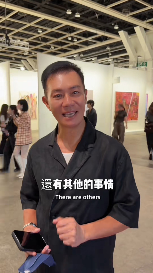 22歲靚女星二代成Art Basel導賞員勁威水  爸爸驚喜探班好驕傲！網民大讚才貌雙全