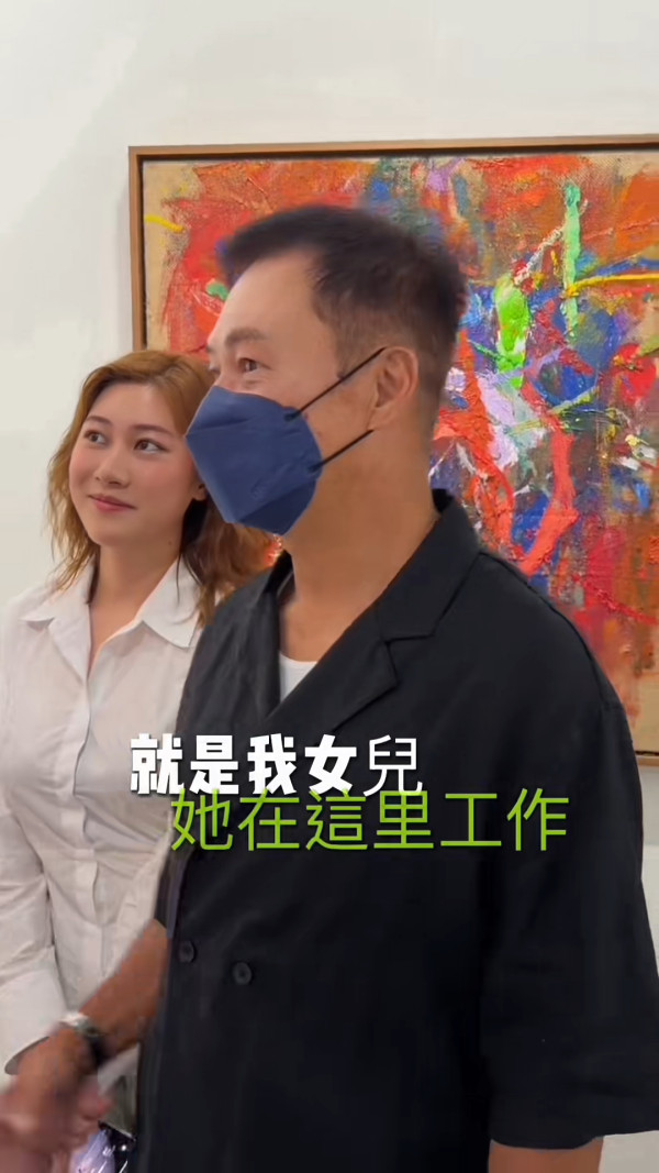 22歲靚女星二代成Art Basel導賞員勁威水  爸爸驚喜探班好驕傲！網民大讚才貌雙全