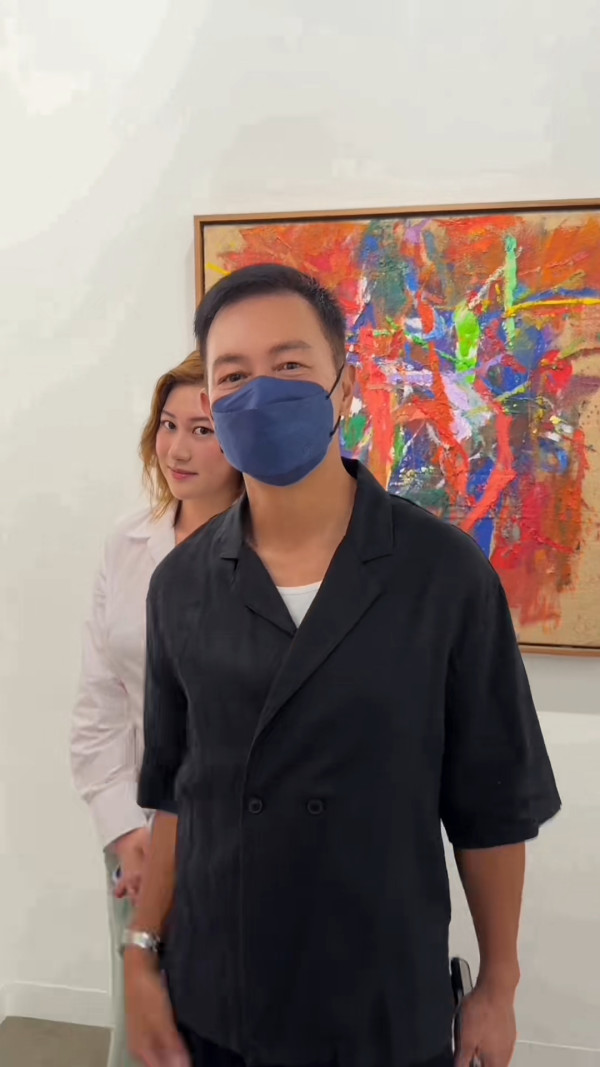 22歲靚女星二代成Art Basel導賞員勁威水  爸爸驚喜探班好驕傲！網民大讚才貌雙全