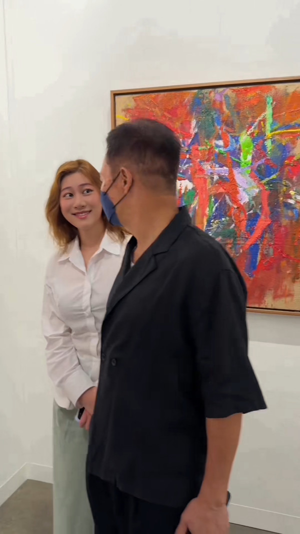 22歲靚女星二代成Art Basel導賞員勁威水  爸爸驚喜探班好驕傲！網民大讚才貌雙全