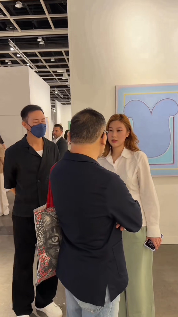 22歲靚女星二代成Art Basel導賞員勁威水  爸爸驚喜探班好驕傲！網民大讚才貌雙全