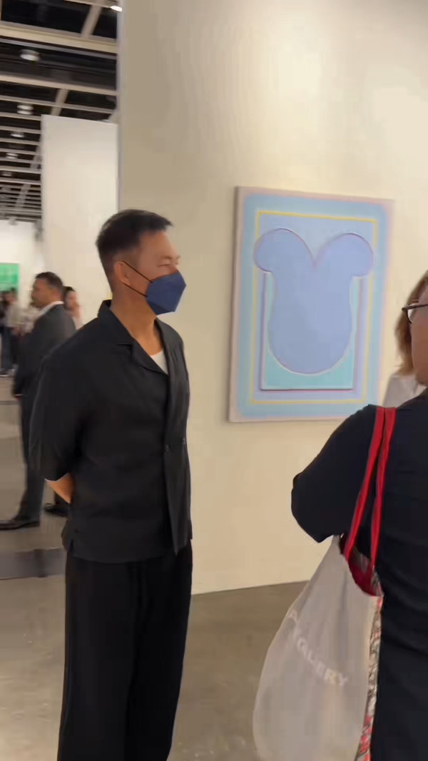 22歲靚女星二代成Art Basel導賞員勁威水  爸爸驚喜探班好驕傲！網民大讚才貌雙全