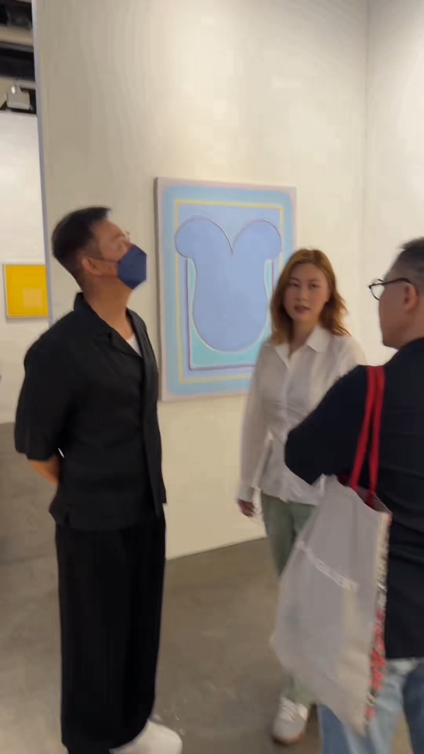 22歲靚女星二代成Art Basel導賞員勁威水  爸爸驚喜探班好驕傲！網民大讚才貌雙全