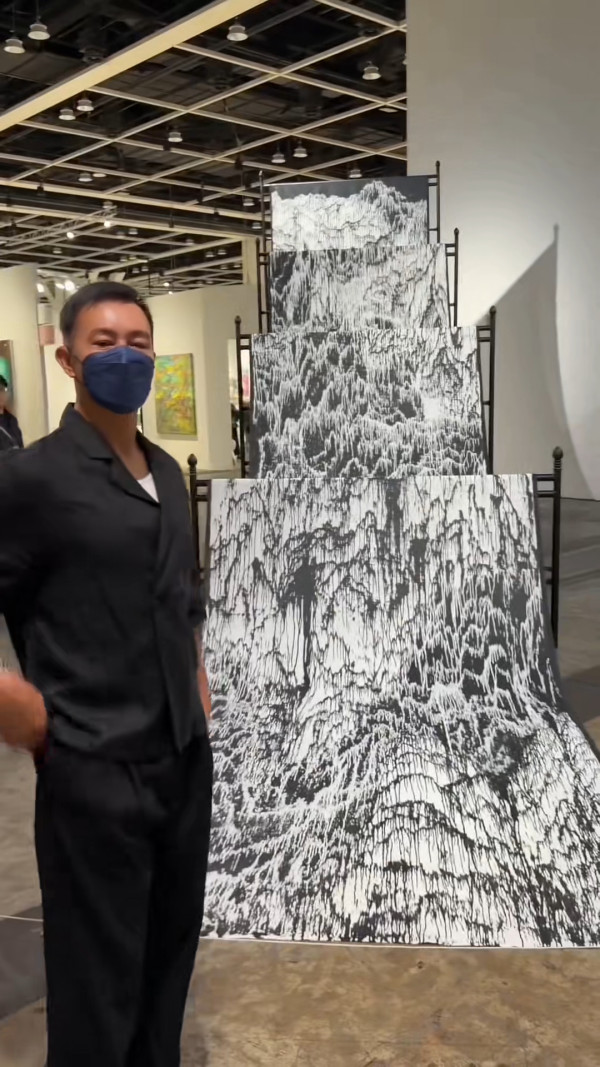 22歲靚女星二代成Art Basel導賞員勁威水  爸爸驚喜探班好驕傲！網民大讚才貌雙全