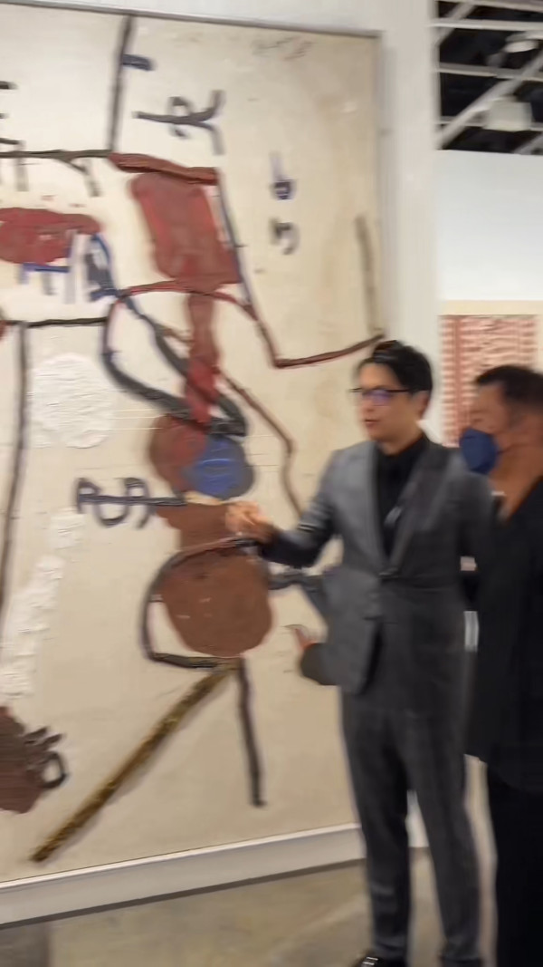 22歲靚女星二代成Art Basel導賞員勁威水  爸爸驚喜探班好驕傲！網民大讚才貌雙全