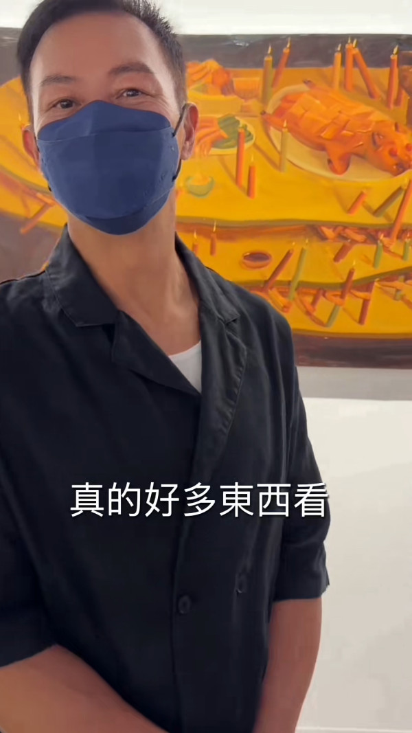 22歲靚女星二代成Art Basel導賞員勁威水  爸爸驚喜探班好驕傲！網民大讚才貌雙全