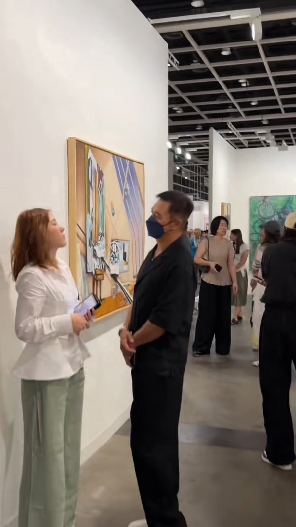 22歲靚女星二代成Art Basel導賞員勁威水  爸爸驚喜探班好驕傲！網民大讚才貌雙全