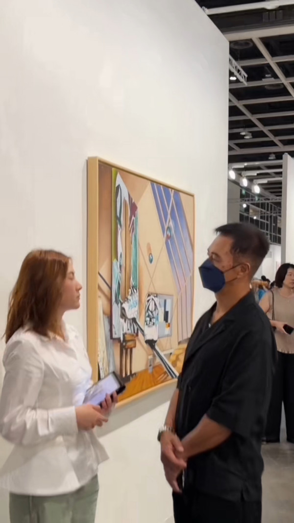 22歲靚女星二代成Art Basel導賞員勁威水  爸爸驚喜探班好驕傲！網民大讚才貌雙全