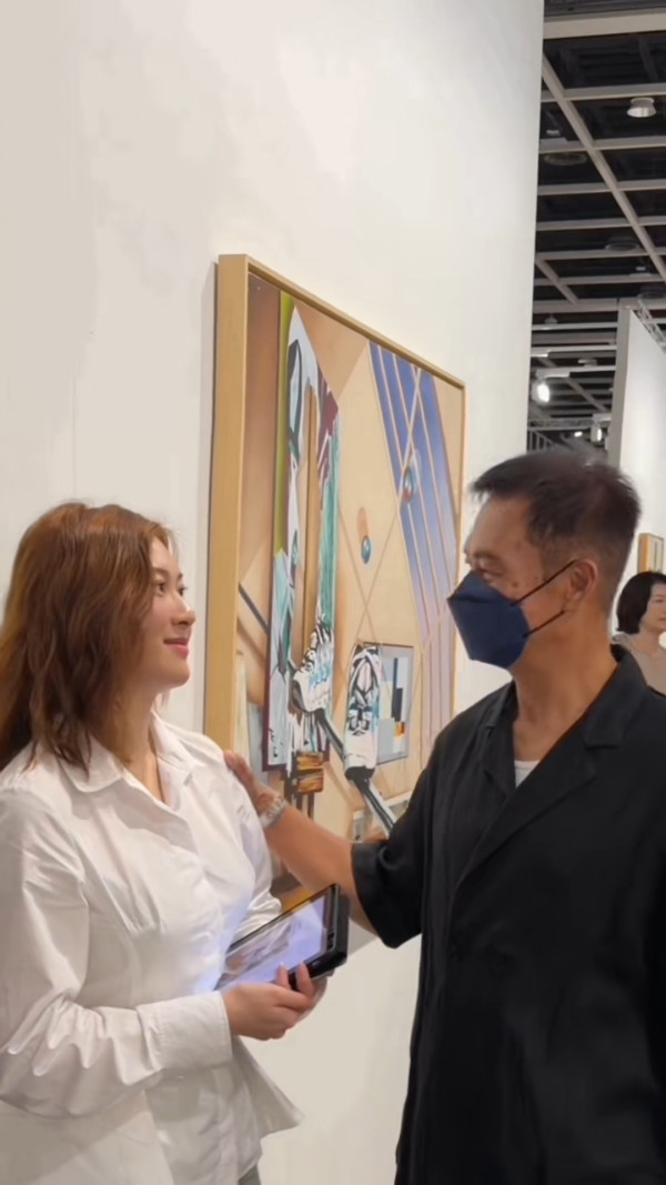 22歲靚女星二代成Art Basel導賞員勁威水  爸爸驚喜探班好驕傲！網民大讚才貌雙全