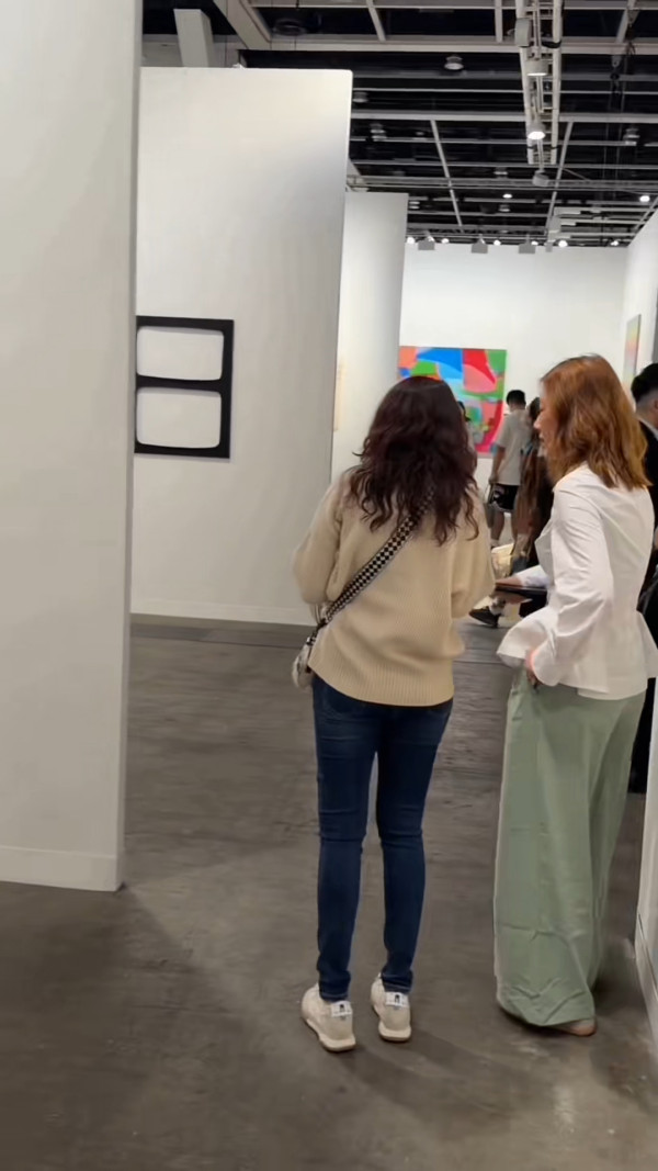 22歲靚女星二代成Art Basel導賞員勁威水  爸爸驚喜探班好驕傲！網民大讚才貌雙全