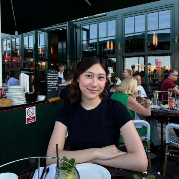 22歲靚女星二代成Art Basel導賞員勁威水  爸爸驚喜探班好驕傲！網民大讚才貌雙全