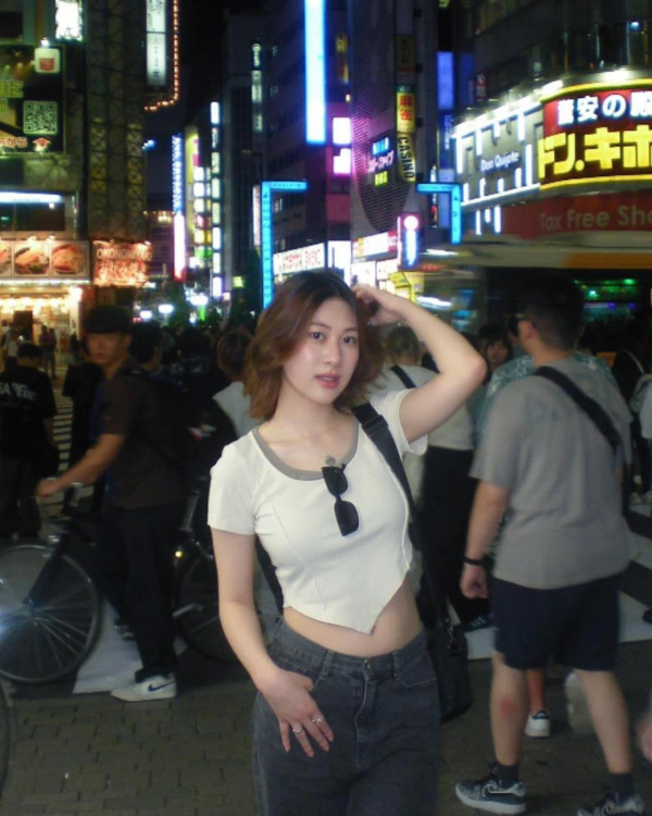 22歲靚女星二代成Art Basel導賞員勁威水  爸爸驚喜探班好驕傲！網民大讚才貌雙全