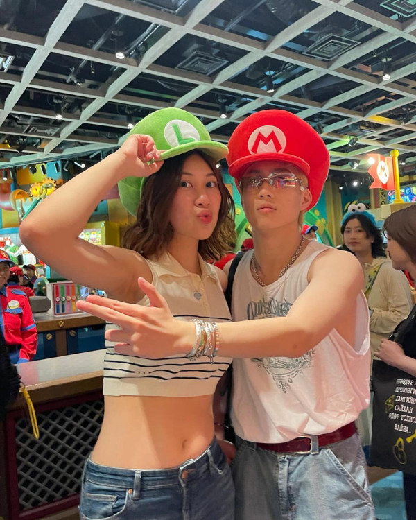 22歲靚女星二代成Art Basel導賞員勁威水  爸爸驚喜探班好驕傲！網民大讚才貌雙全