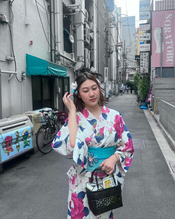 22歲靚女星二代成Art Basel導賞員勁威水  爸爸驚喜探班好驕傲！網民大讚才貌雙全