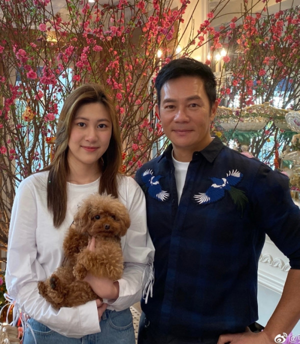 22歲靚女星二代成Art Basel導賞員勁威水  爸爸驚喜探班好驕傲！網民大讚才貌雙全