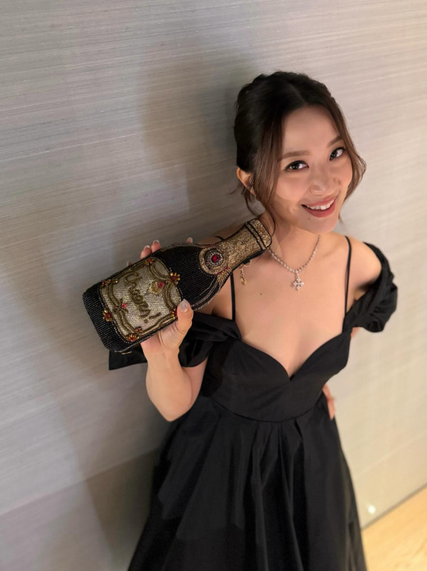 玩具大王新抱汪圓圓低調多年激罕露面！三年抱三40歲防腐級美貌狀態驚人