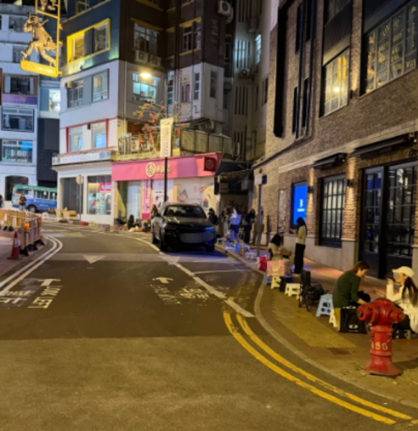 銅鑼灣深夜驚現「神秘凳仔陣」！逾30空凳霸街 揭通宵排隊真相：全為等...