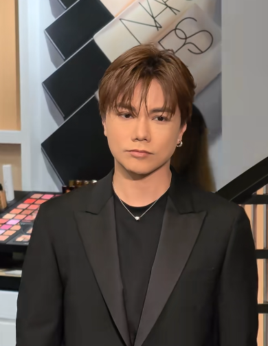 銅鑼灣深夜驚現「神秘凳仔陣」！逾30空凳霸街 揭通宵排隊真相：全為等...